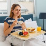 Mesa desayuno para sillón cama tipo escritorio plegable - Image 9